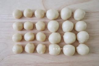 将水油皮的材料和油酥的平均分成12等份