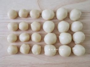 将水油皮的材料和油酥的平均分成12等份