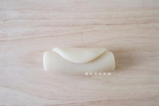 从上而下的卷起来，收口朝下，全部做好静置15分钟。
