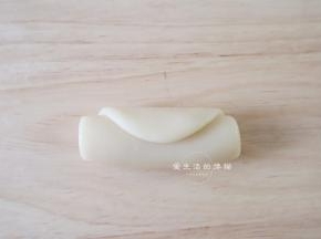 从上而下的卷起来，收口朝下，全部做好静置15分钟。