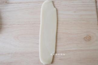 再次取出来，收口朝上擀成大约20CM长度，