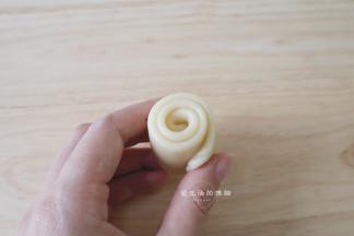 再次卷起来，就完成了2次擀卷，盖上保鲜膜静置15分钟。