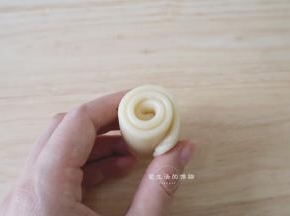 再次卷起来，就完成了2次擀卷，盖上保鲜膜静置15分钟。