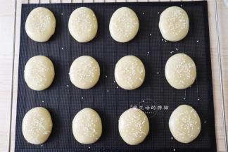 刷上一层鸡蛋液，用锋利的刀切出3条口，不想爆馅的不要切太深。，撒上白芝麻。