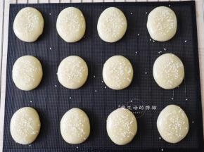 刷上一层鸡蛋液，用锋利的刀切出3条口，不想爆馅的不要切太深。，撒上白芝麻。