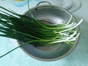 小葱买回来，摘去根须和叶尖发黄的部分，洗干净，晾干水。