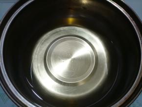 小奶锅倒入玉米油。不要用味道重的油，会抢去葱香味。