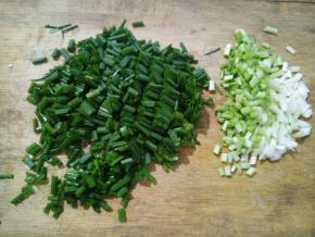 将小葱切碎，葱白和葱叶分开一下，因为我们等会要分开炸。小葱也可以切长一点，随个人喜好。