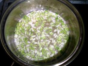 先倒入葱白，刚开始可以中火加热，随着油温越来越高，转到中火和小火之间。