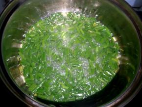 葱白炸到边缘微焦，就倒入葱叶继续炸。注意，要不时用筷子扒拉一下，这样葱叶炸的均匀一些。