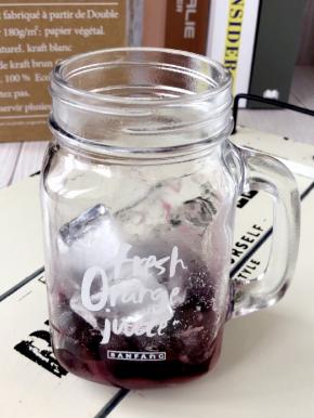 加入一半的冰块；