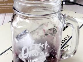 加入一半的冰块；