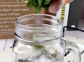 加入薄荷叶;
