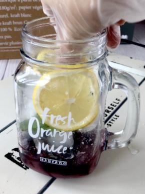 杯壁上贴上柠檬片;