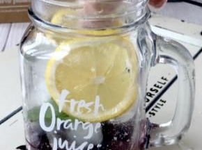 杯壁上贴上柠檬片;