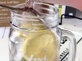 把钢勺反面朝上，把Rio鸡尾酒沿着勺子缓缓倒入玻璃杯，倒进玻璃杯的一半左右;