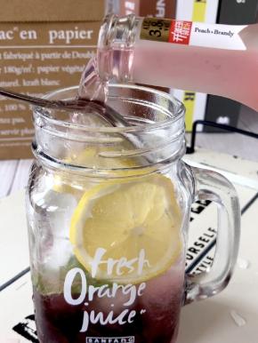 把钢勺反面朝上，把Rio鸡尾酒沿着勺子缓缓倒入玻璃杯，倒进玻璃杯的一半左右;