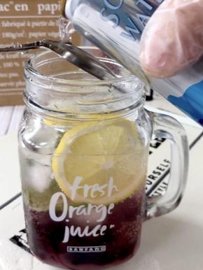 同样的方法倒入苏打水，倒满即可。