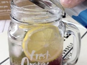 同样的方法倒入苏打水，倒满即可。