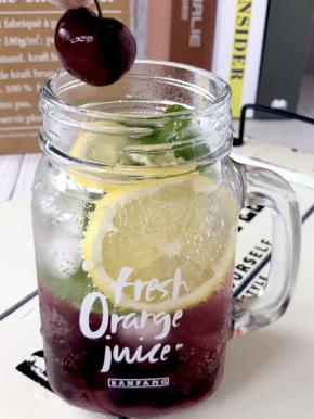 最后放入薄荷的顶部叶片，加一颗完整的樱桃装饰，樱桃莫吉托就完成啦！