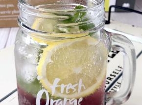 最后放入薄荷的顶部叶片，加一颗完整的樱桃装饰，樱桃莫吉托就完成啦！