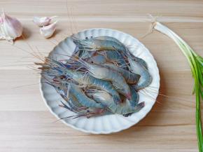 新鲜的罗氏虾薄薄的外壳通透闪亮，挥舞着靓蓝色的爪子。