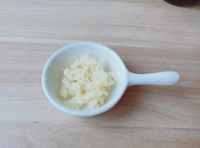 挑选新鲜的紫皮大蒜剥皮拍碎剁成蒜泥。