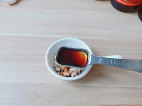 加上生抽、蚝油、醋调成美味的料汁。