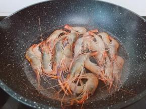 锅中水开再放入清洗好的罗氏虾。