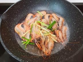 加上生姜丝与葱段。