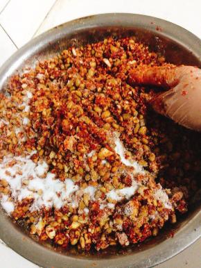 戴上硅胶手套，翻拌均匀！