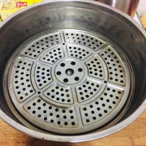 把蒸蓖放在电炒锅里！