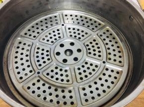 把蒸蓖放在电炒锅里！