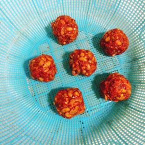 放在阳光下晒干，就可以装在袋子里密封保存了！