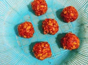 放在阳光下晒干，就可以装在袋子里密封保存了！