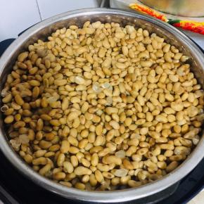 黄豆清洗干净浸泡一晚，放在电压力锅中，按煮豆健，煮熟豆子！