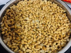 黄豆清洗干净浸泡一晚，放在电压力锅中，按煮豆健，煮熟豆子！