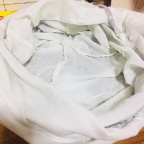 把纱布袋子清洗干净，拧干水分，放在蒸蓖上！