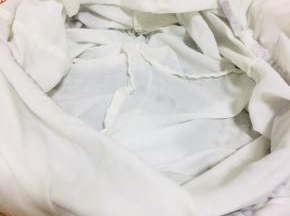 把纱布袋子清洗干净，拧干水分，放在蒸蓖上！