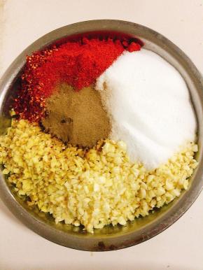 放入粗辣椒面，细辣椒面，蒜瓣，生姜，盐，胡椒粉，高度白酒！