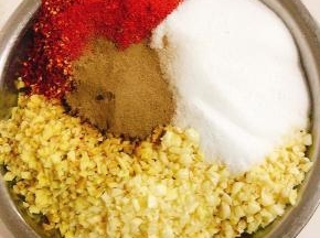 放入粗辣椒面，细辣椒面，蒜瓣，生姜，盐，胡椒粉，高度白酒！