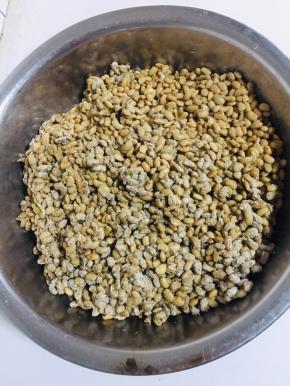 把豆子移到无油无水的干净的盆子里！