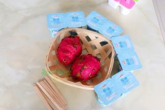 食材：原味酸奶、红肉火龙果。