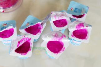 用勺子搅拌均匀，这个时候的酸奶杯已经出现了很漂亮的颜色。把盖子合上，所以开酸奶盖的时候不要全部撕开。