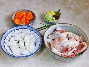 准备食材，鸡用食品剪刀剪小块，葱姜蒜去皮切好，山药，胡萝卜去皮切菱形块，山药可以泡在水里，避免氧化。