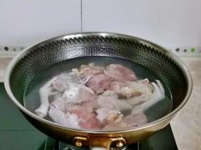 鸡块冷水下锅焯水，大火烧开煮2分钟，捞出反复冲冷水，将鸡块上的杂质冲洗干净。