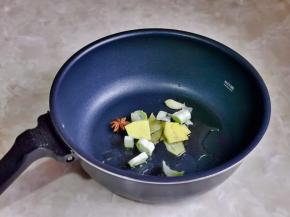 起油锅，加入香料煸炒。