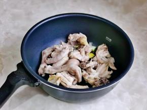 再加入焯水的鸡块翻炒。