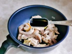 再加入一大勺红烧酱油，翻炒均匀。