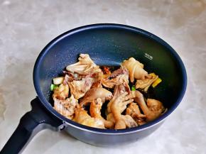 小火翻炒两分钟。